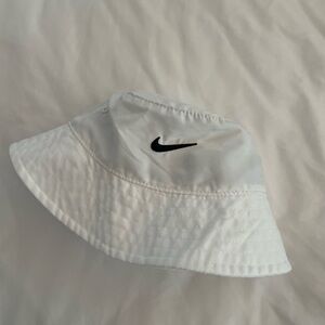 Nike Infant White and Bucket Hat Never Worn